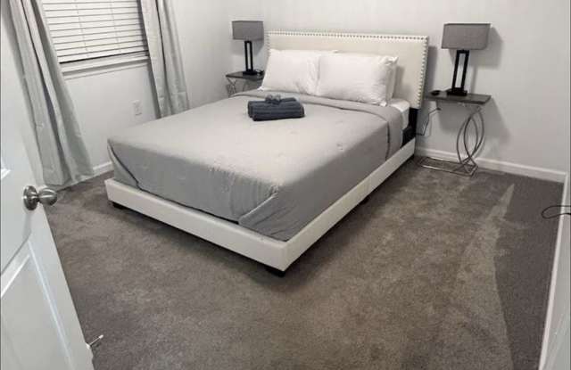 Room in 2 Bedroom Home at Albemarle Rd Gallery 4