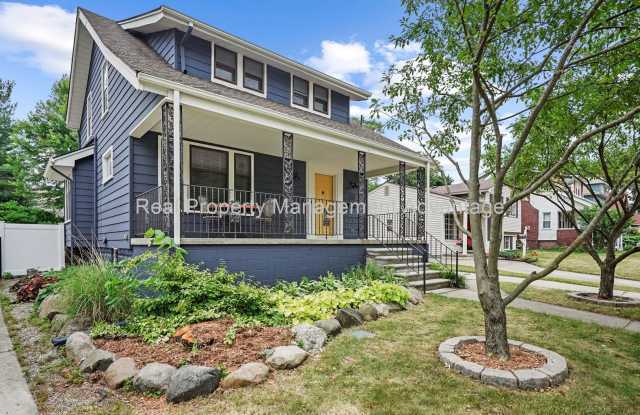 Meticulously Maintained with 3 Large Bedrooms - Walk to Downtown Royal Oak! photos photos