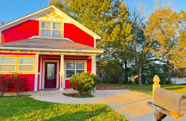 3 Bedroom 2 Bath Cottage Style Home with Large Den Gallery 1