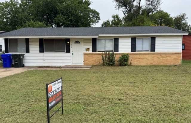 4-bedroom garage conversion, cute and clean and ready for move in, close to all Norman has to offer! photos photos