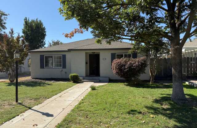 Charming Bungalow in established neighborhood! Gallery 1