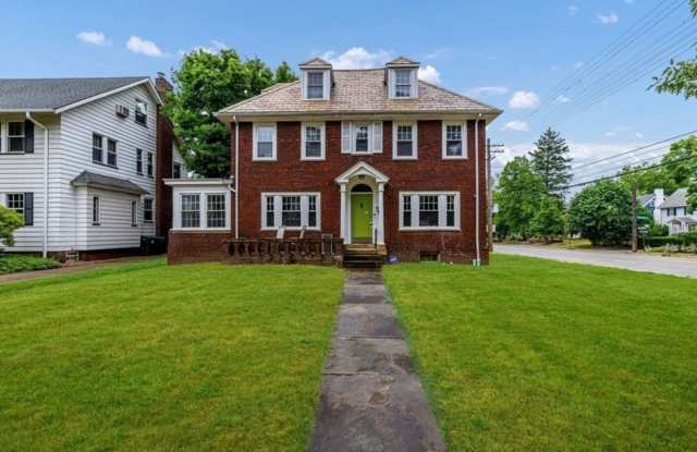 4 Bedroom Home in Cleveland Heights photos photos