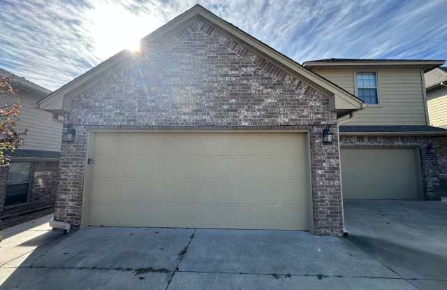 3 Bed 2 1/2 Bath + additional room with a 2 Car Garage Duplex In Edmond! photos photos