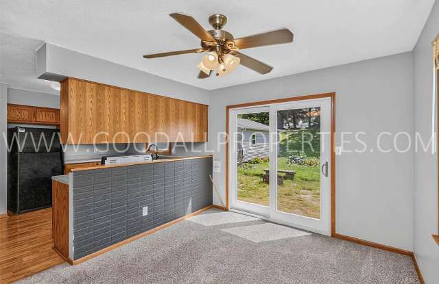 4 Bedroom Des Moines Home with Fenced Yard & Detached 2-Car Garage Gallery 4