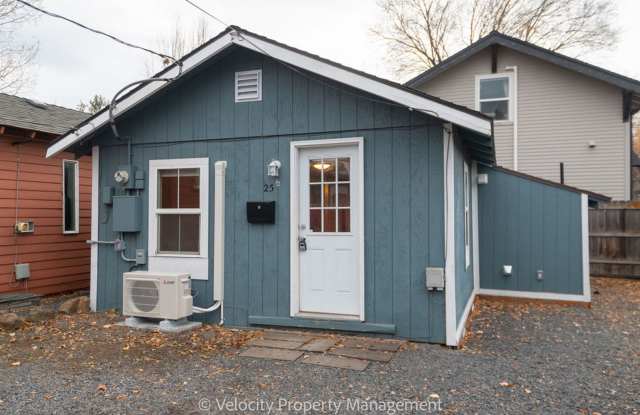 NW Bend Cottage! 1 pet considered! - 25 Northwest Hood Place, Bend, OR 97703
