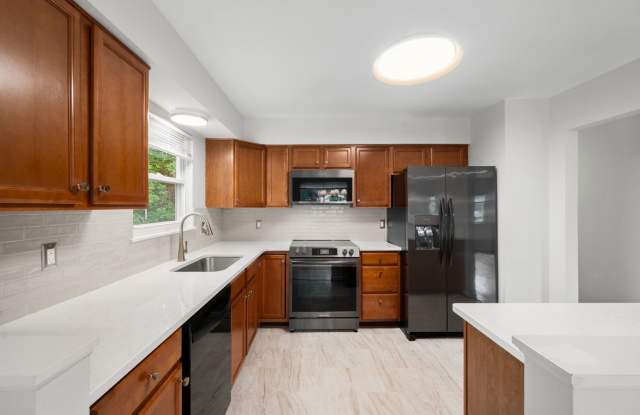 Ready for move in!  Home in water privileged Hillsmere! Gallery 4