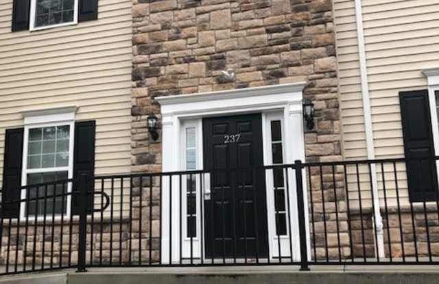 W. Goepp St  Apartments Gallery 3