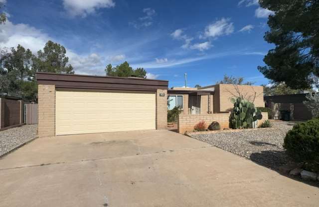 Very Nice 3 bedroom 2 bath with 2 car garage. - 433 Meadows Drive, Sierra Vista, AZ 85635