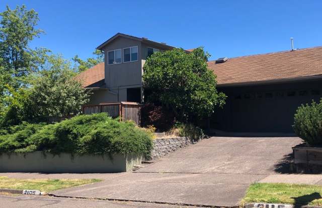 Large 3 bedroom 2 bath duplex in South Eugene! Gallery 1