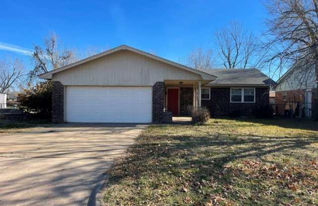 Beautiful 3 bed home for rent in Midwest City near NE 10th and Post Road! - 716 Royal Avenue, Midwest City, OK 73130