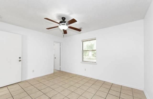 Move-In Special: Get your second month FREE when you sign a lease by November 1! Gallery 4