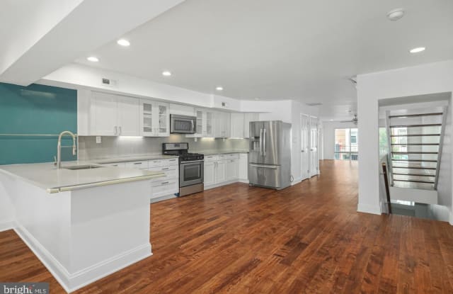118 SOUTH STREET - 118 South Street, Philadelphia, PA 19147
