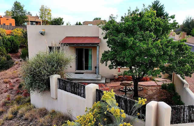For Rent: "Casita de Colina" – Peaceful Living Just Minutes from Downtown Santa Fe Gallery 3