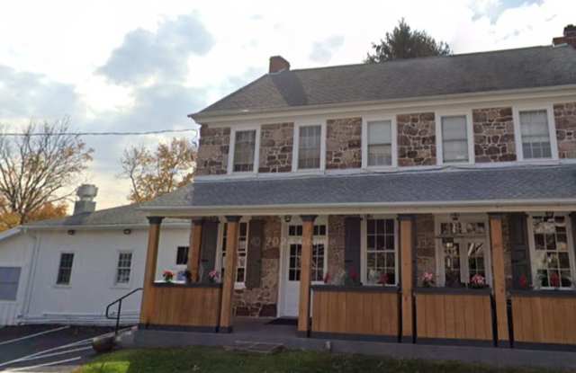 Charming 3 Bedroom Apartment Available Now! Gallery 1
