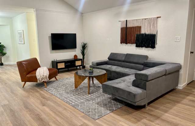 1704 Foxfire Dr photos photos