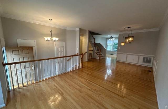 43115 FOREST EDGE Square Gallery 2