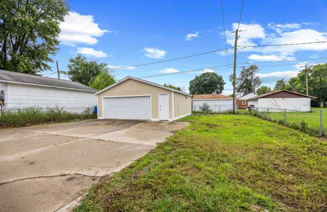 3 Bedroom 2 Stall Detached Garage - East Side Gallery 4