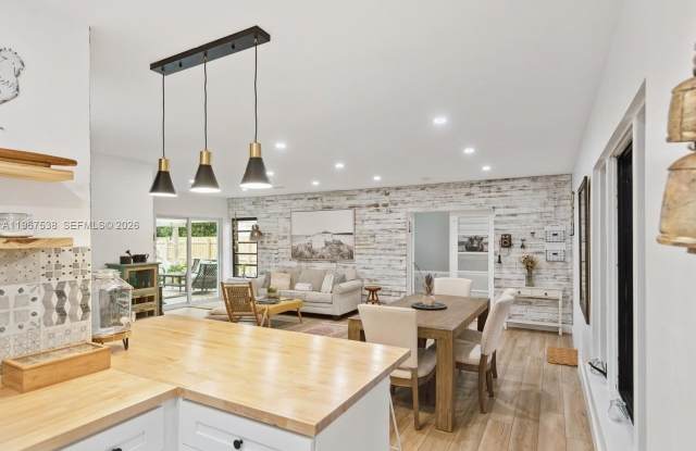 1512 NW 4th Ave photos photos