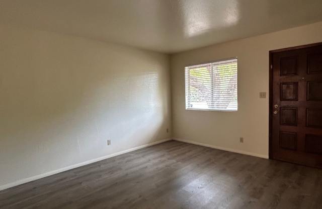 Tempe 2 Bed & 1 Bath End Unit Tri-plex Close to ASU Gallery 3