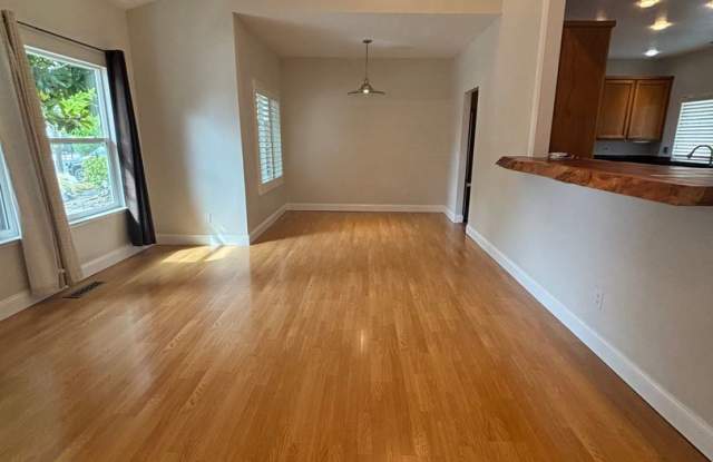 4 bedroom home Windsor! Gallery 4