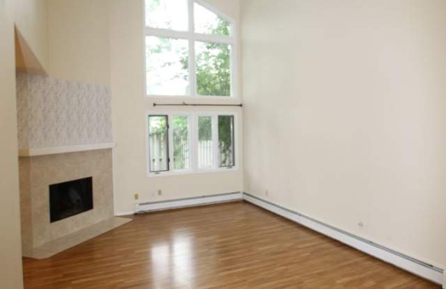 3 Bedroom Townhouse with Lake Access and Private Dock! Gallery 1