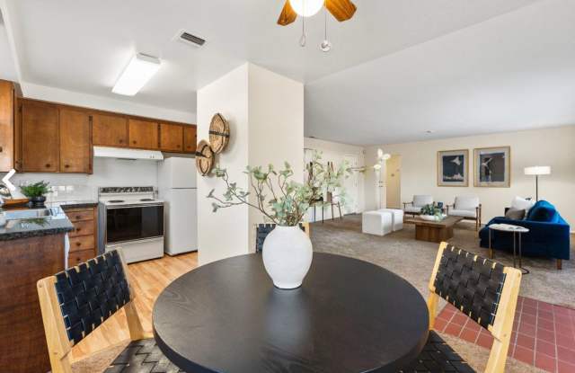 Adorable 2/1 Half-Plex w/Garage!  MUST SEE!!  Please read entire ad for viewings Gallery 3