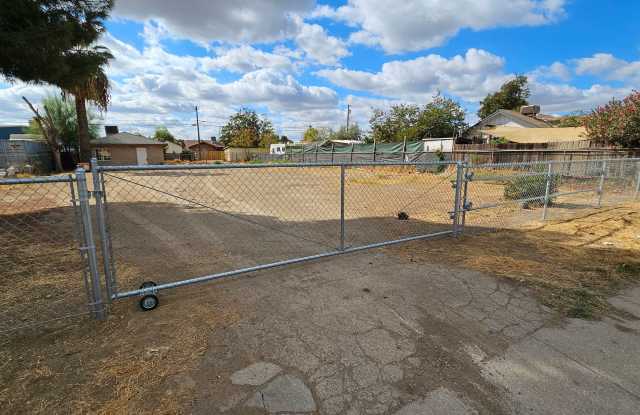 2 Bd 1 Ba Home | Huge Lot in East Bakersfield photos photos