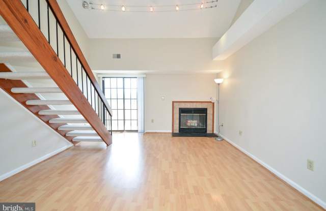 6913 MARY CAROLINE CIR #J Gallery 4