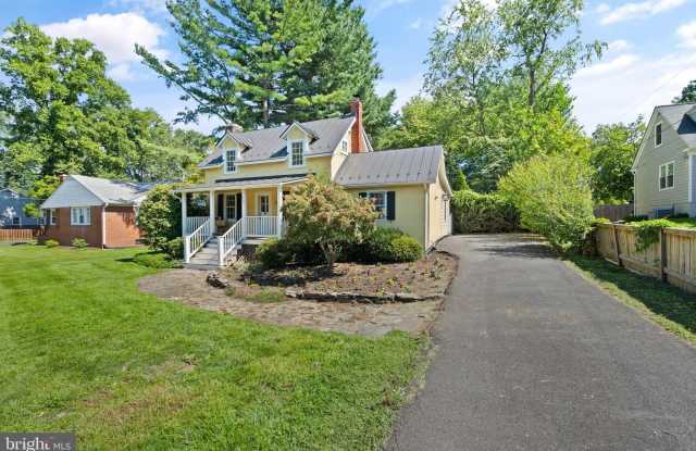 150 S MAPLE AVENUE - 150 South Maple Avenue, Purcellville, VA 20132