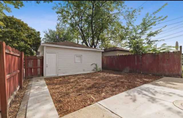 1841 North Luna Avenue Gallery 2