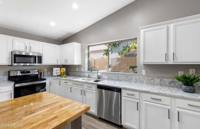 Stunning 3 bedrom plus a den! photos photos