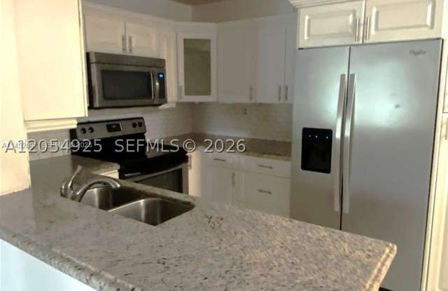 300 Palm Cir W photos photos