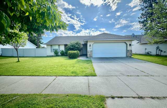 3 bedroom home with expansive fenced backyard! photos photos