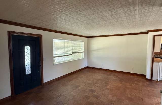 Gorgeous 3 Bed 1 Bath in The Village Gallery 3