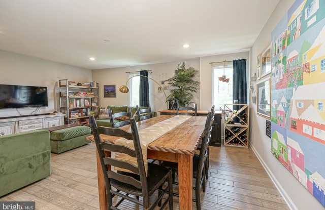 6 REGENCY COURT Gallery 4