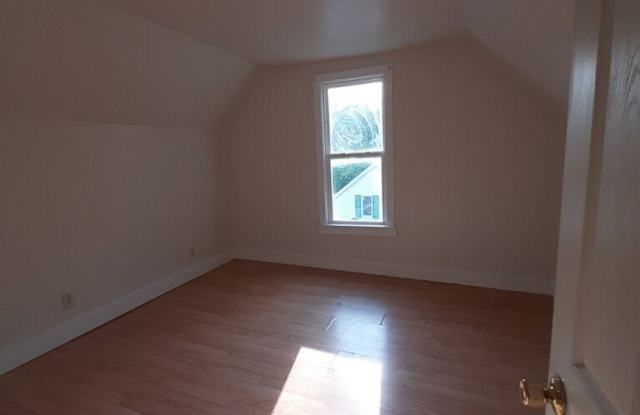 3 bedroom Moline house with 2 car garage! Gallery 4
