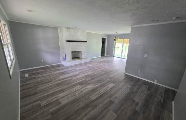 3 bedroom/1.5 bathroom house/2 car garage Gallery 3