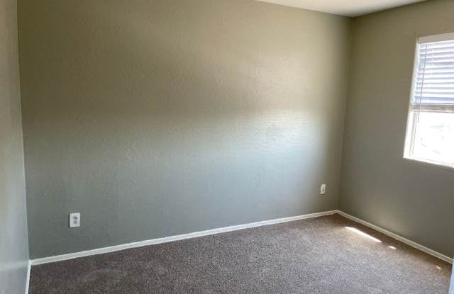 FREE RENT INTERESTED  3BR  1 BATH  SINGLE FAMILY HOME  BACK UNIT Gallery 4