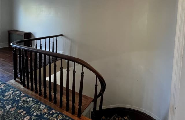 352 Maple Avenue Gallery 3