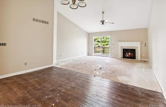 22837 WOODCREEK Drive Gallery 2