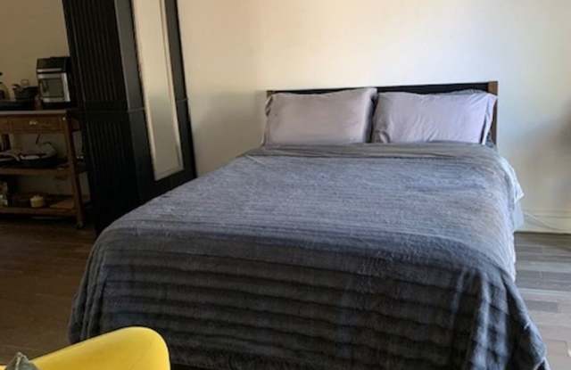 Charming Alpine FULLY Furnished Studio with fenced in yard Gallery 4