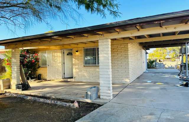 FALL SPECIAL! - TUCSON EASTSIDE - 3 Bedroom 1 bath Home - Large Fenced Yard Gallery 1
