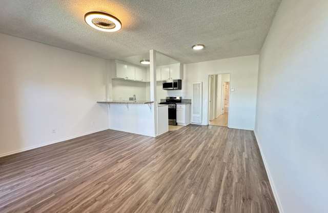 15925 Victory Blvd. Gallery 4