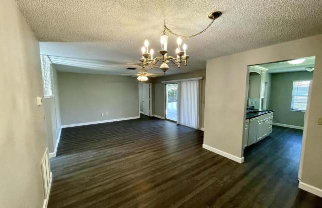 Sarasota Three Bed, Two Bath, 2-car Garage Single Family w/Fenced Yard For Rent Gallery 3