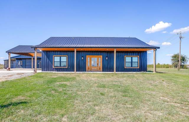 Luxury Barndominium Haven with Workshop, Garage & Covered Parking Gallery 3