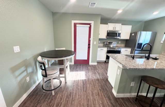 2 Bed 2 Bath House Furnished! Gallery 4