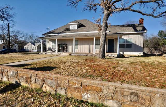 FOR LEASE! Remodeled 2 Bedroom - 1 Bath Duplex with New Interior Paint  Wood Floors. photos photos