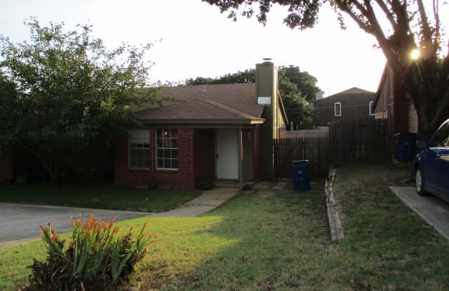 123 Oak Wood Ln - 123 Oak Wood Ln, Kennedale, TX 76060