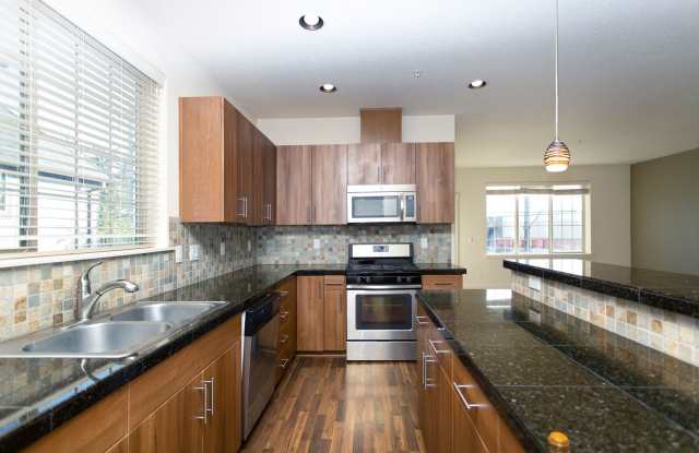 2BD 2.5BA + Bonus Room/Den/Office Townhouse w/Garage + AC + Washer/Dryer Included photos photos