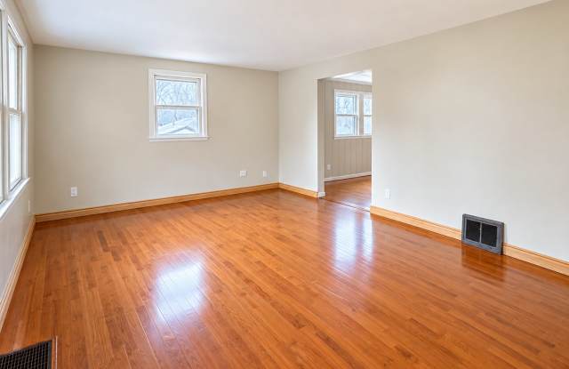 Cozy & Updated 2 Bedroom, 2 Bathroom Home – Near Augustana & USF Gallery 4